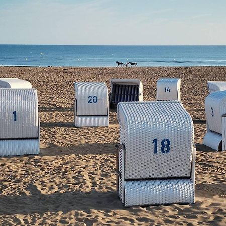 Studio Avec Terrasse, Parking Prive Et Acces Direct A La Plage - Fr-1-465-86 Merville-Franceville-Plage Exterior foto