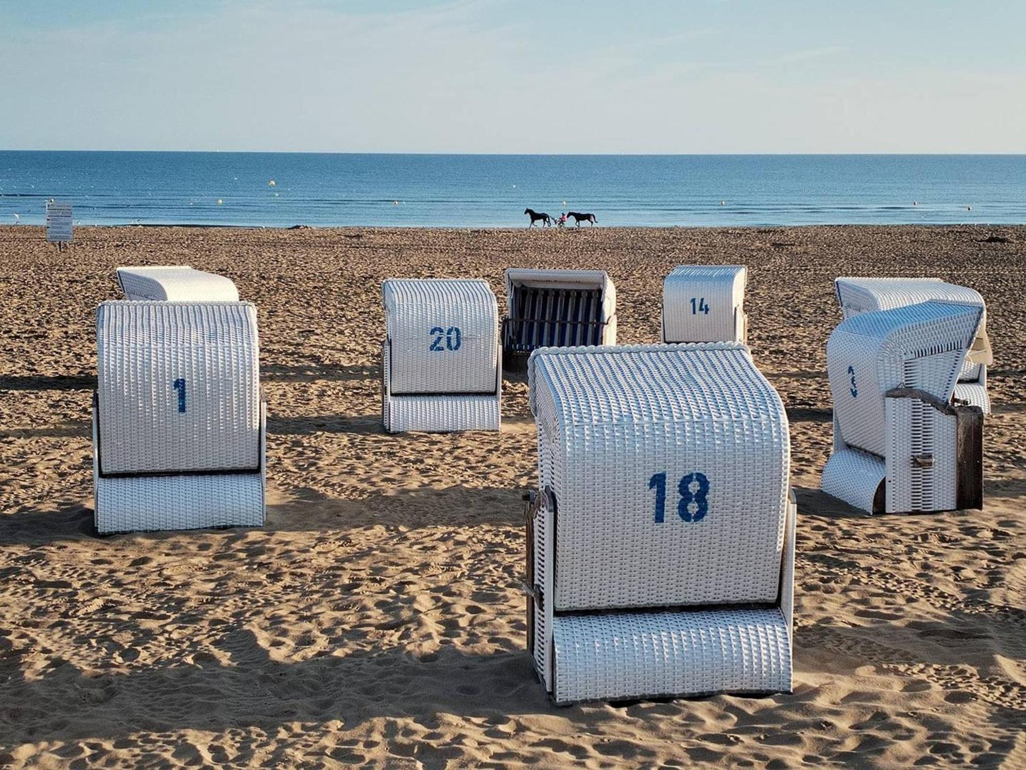 Studio Avec Terrasse, Parking Prive Et Acces Direct A La Plage - Fr-1-465-86 Merville-Franceville-Plage Exterior foto